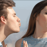 رجل يقبل امرأة بالقوة